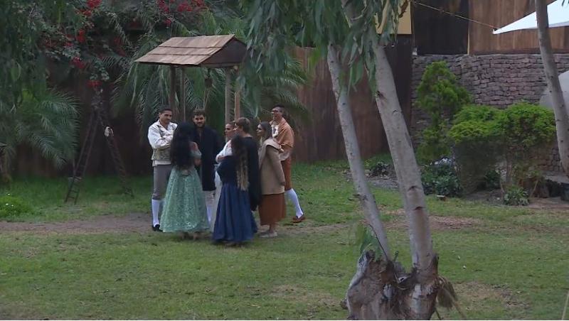 Pamela Díaz conversa con los demás participantes en Ganar o Servir