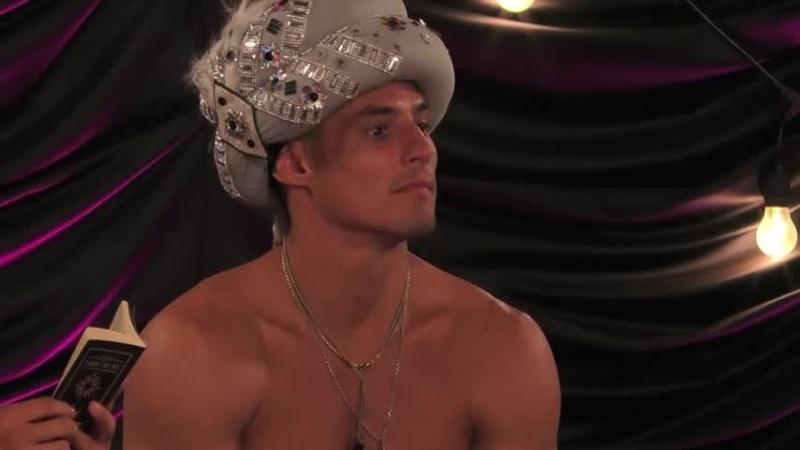 Facundo González escuchando la lectura de su suerte en el Tarot de Ganar o Servir.