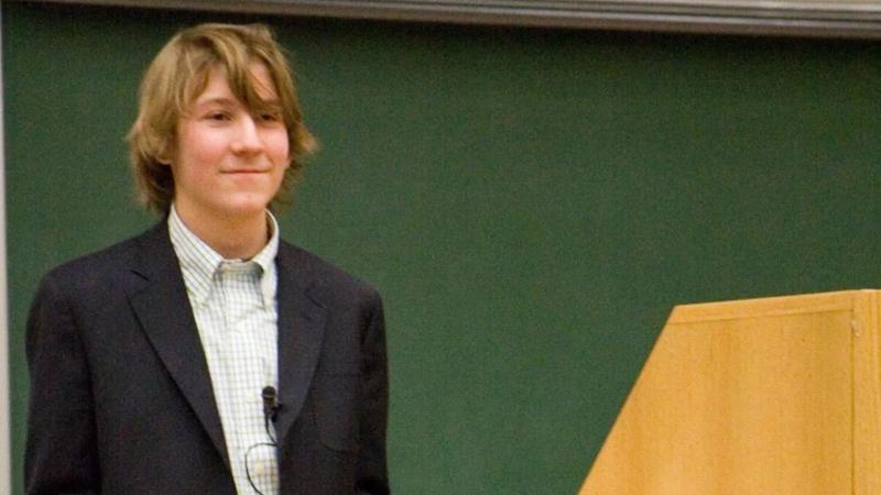 Erik Per Sullivan alejado de las cámaras