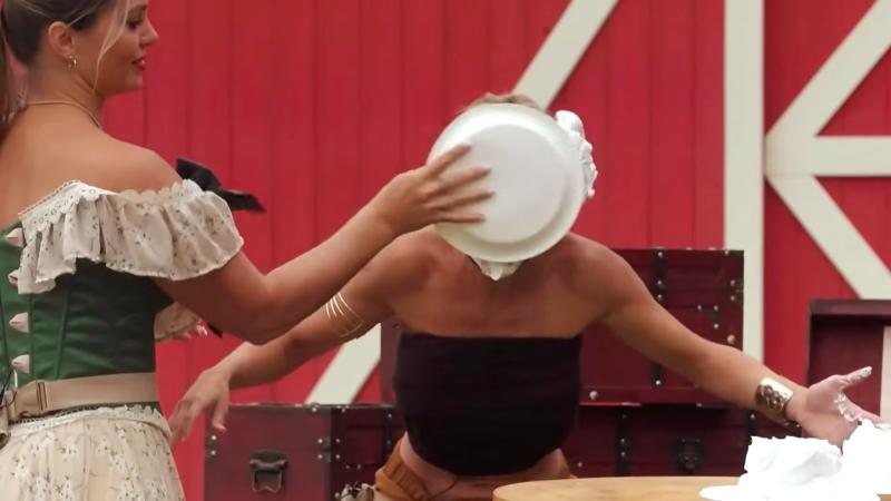 Oriana recibe "tortazos" - Ganar o Servir