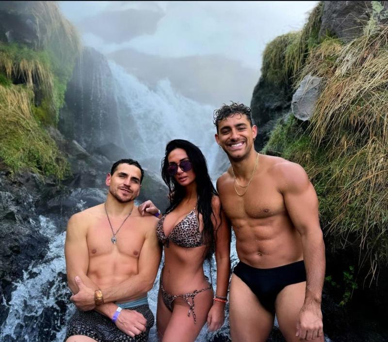 Pamela Díaz junto a Pangal y Austin - Instagram @pamefieradiaz