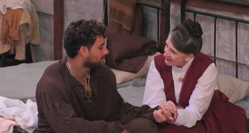 Amanda del Villar toma las manos de Austin en Ganar o Servir