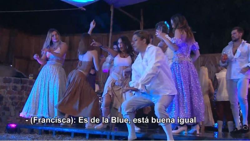 Participantes bailando la canción de Blue Mary