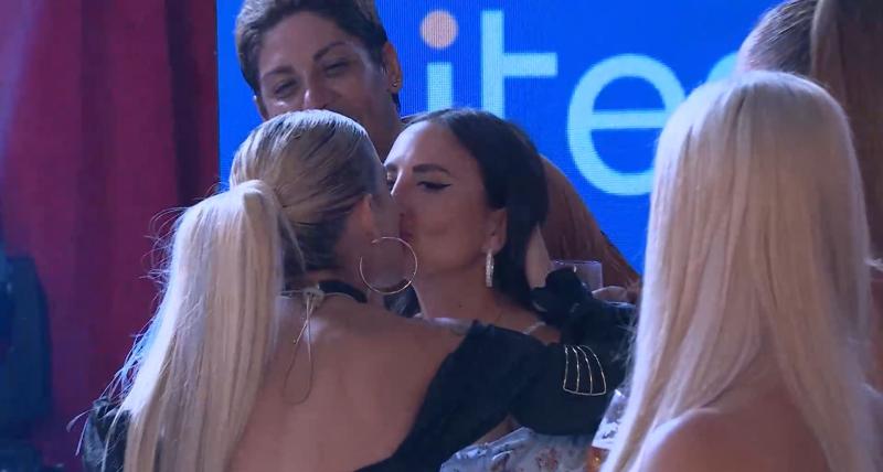 Beso de Oriana y Blue Mary en Ganar o Servir