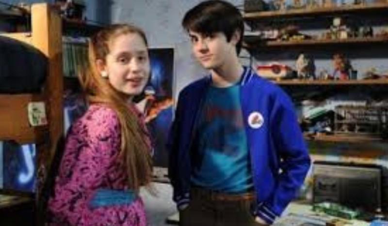 Constanza Rojas y Lucas Bolvarán en "Los 80"