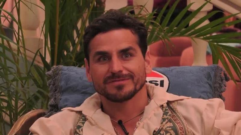 Pangal Andrade, mientras escuchaba atento a Daniela Colett.