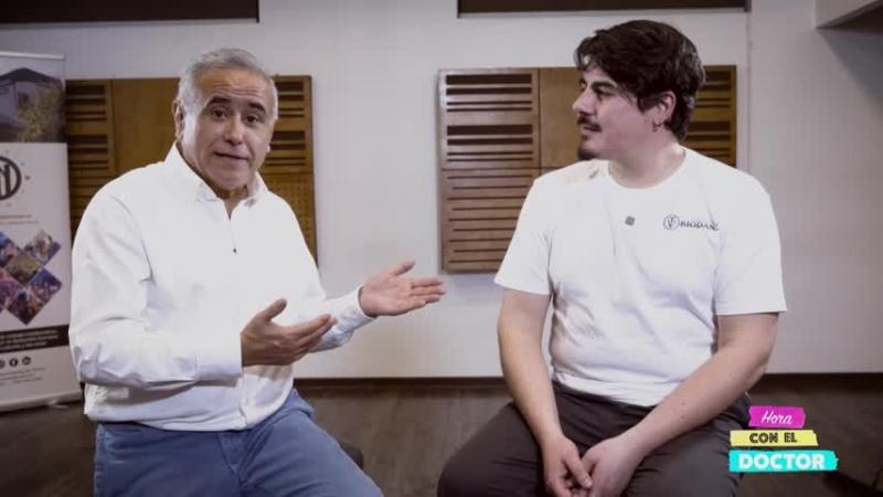 Doctor Ugarte conversa con profesor instructor de biodanza