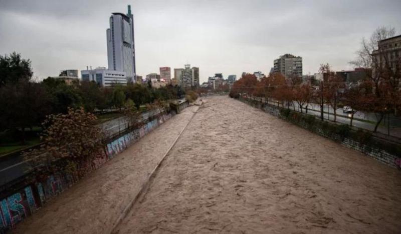 Ministra Carolina Tohá descartó cortes de agua para el sector oriente de Santiago