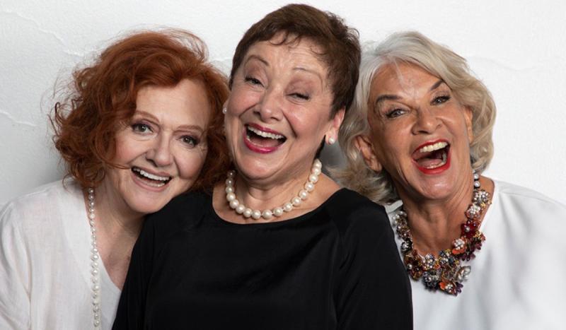 De izquierda a derecha las actrices Gloria Munchmayer, Gloria Benavides, y Gabriela Hernández en "Viejas de Mierda"