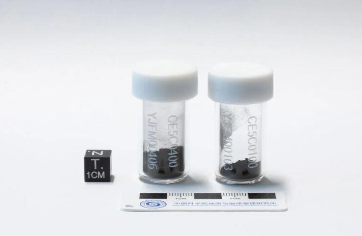 Muestras de suelo lunar traídos por la sonda china Chang'e-5, en el Instituto de Geología y Geofísica de la Academia de Ciencias de China. Getty Images.