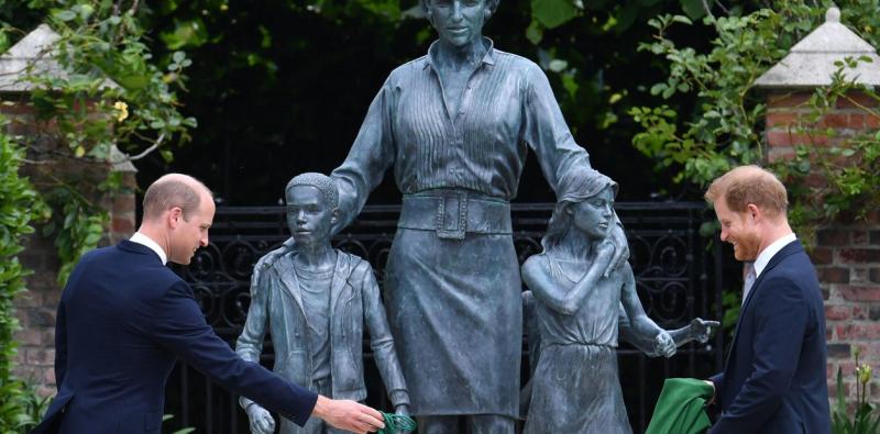 Los príncipes William y Harry revelaron la estatua en honor a su madre, Lady Di.