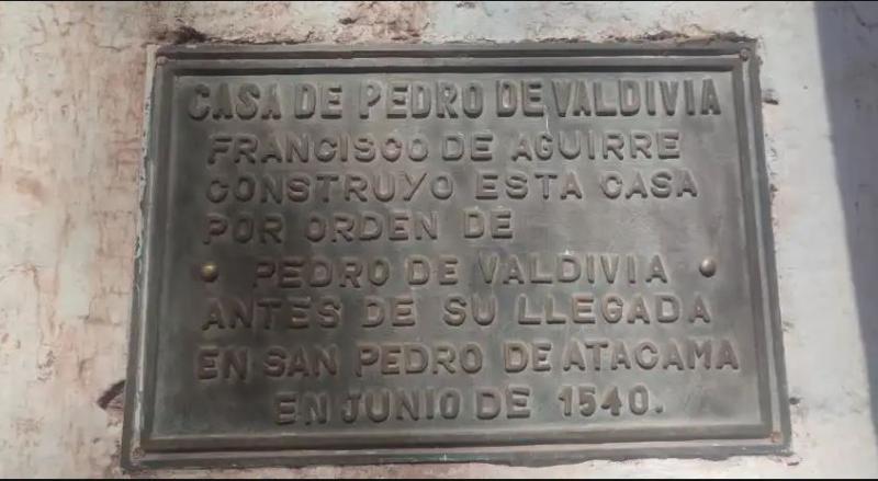 Letrero que destaca la casa de Pedro de Valdivia en San Pedro de Atacama.