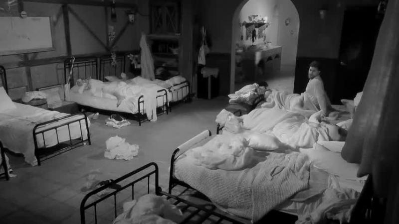 El momento en que Austin busca respuestas con la mirada, en el dormitorio de los sirvientes.