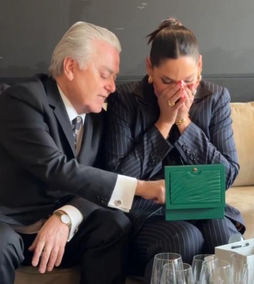 Hernán Calderón hizo especial regalo a su hija Kel Calderón tras jurar como abogada.