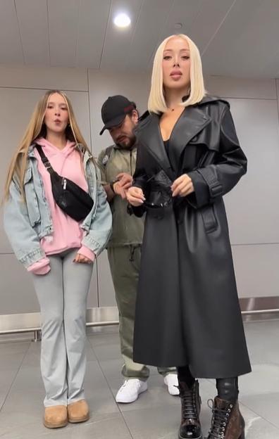 Daniella Chávez junto a su hija y hermano.