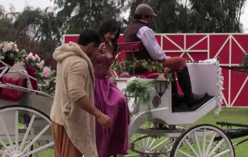 Javi Belén y Pangal Andrade de paseo en un carruaje