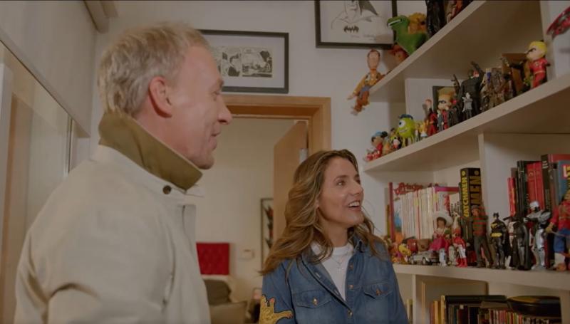 Julia Vial sorprendió a Martín Cárcamo con su colección de comics y figuras de dibujos animados.