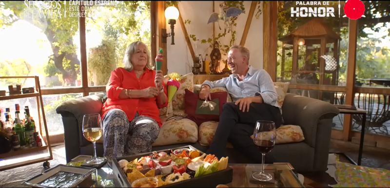 Anita Reeves con un títere de cono realizado por ella