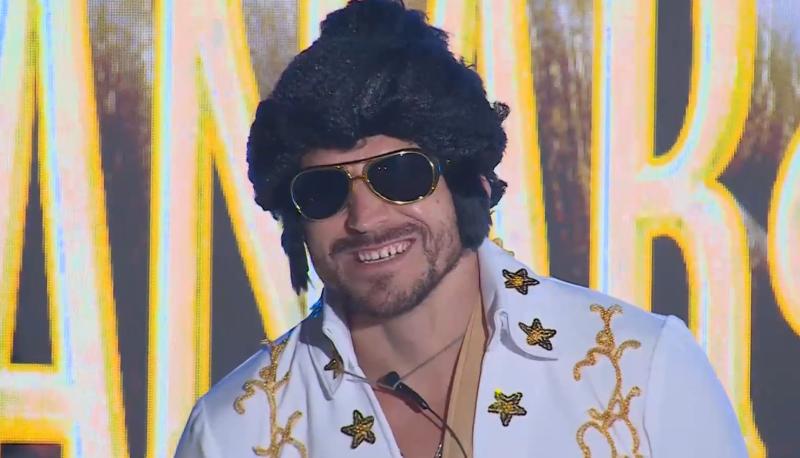 Pangal interpretando a Elvis en Ganar o Servir