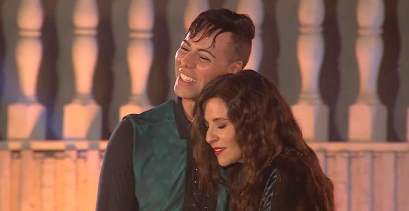 Sabélo y Karla Constant se abrazan tras su eliminación