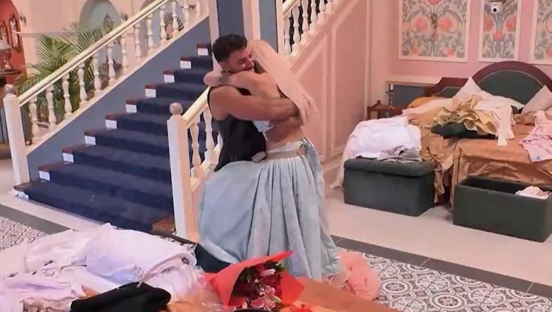 Austin y Fran se abrazan en Ganar o Servir