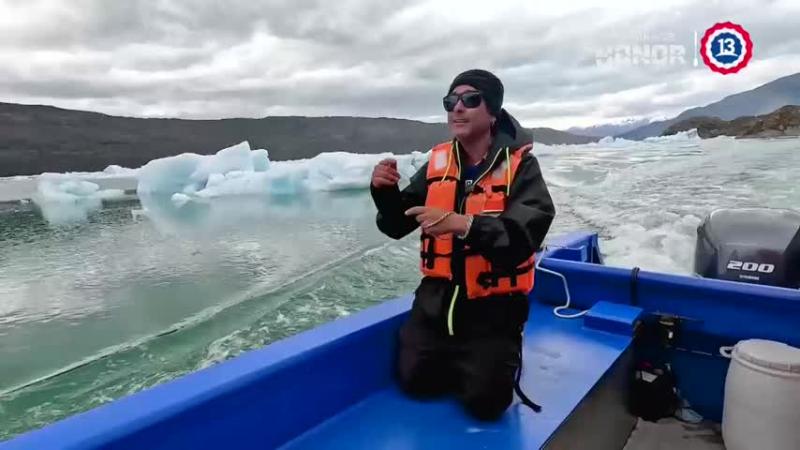 Claudio Iturra visitando el glaciar Jorge Montt.