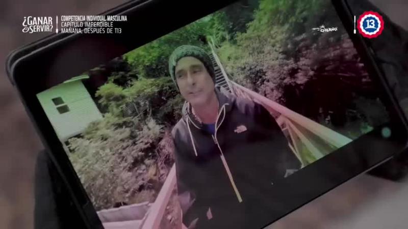 Nicolás viendo un video de Claudio Iturra en la Caleta.