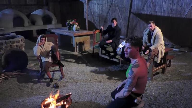 La fogata de los hombres en Ganar o Servir.