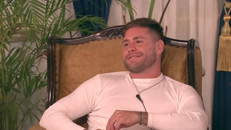 Pancho Rodríguez, escuchando los argumentos de Faloon para recetarle un medicamento contra las mentiras.