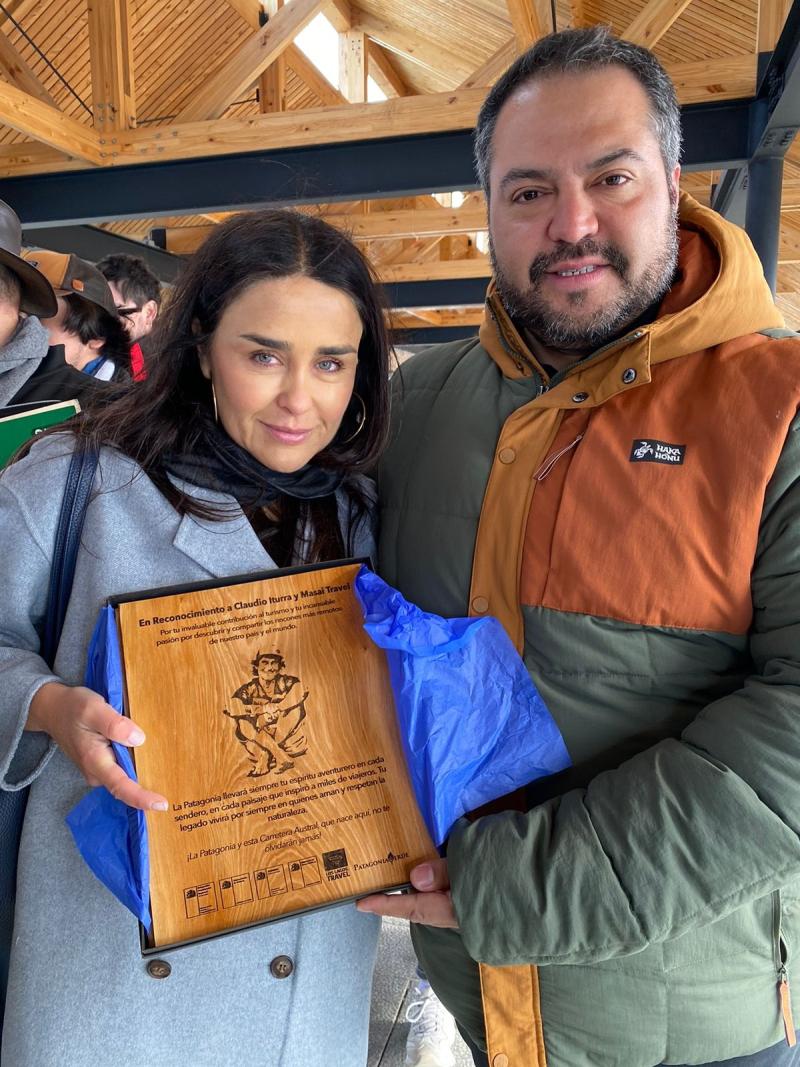 Hermana de Claudio Iturra recibe galardón en nombre de su hermano.