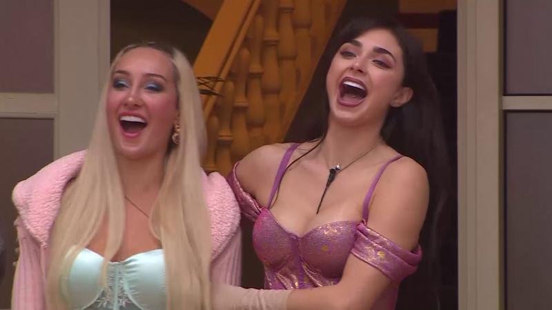 Javiera Belén riendo junto a Fran Maira en Ganar o Servir