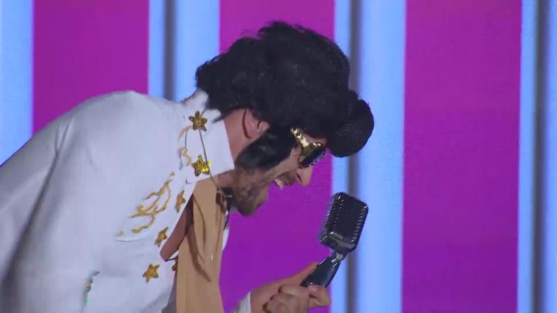 Pangal Andrade interpretando a Elvis Presley en Ganar o Servir