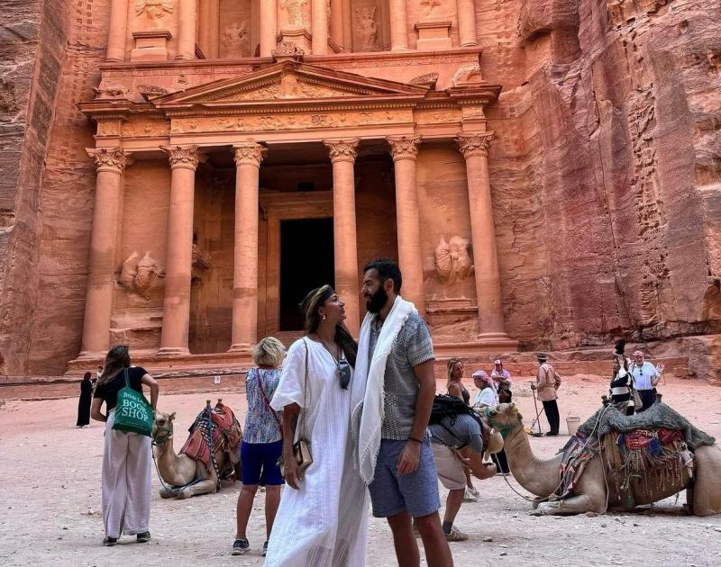 Lisandra Silva con desconocido hombre.