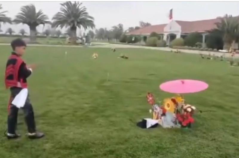 Niño de 10 años bailando cuenca a su madre.