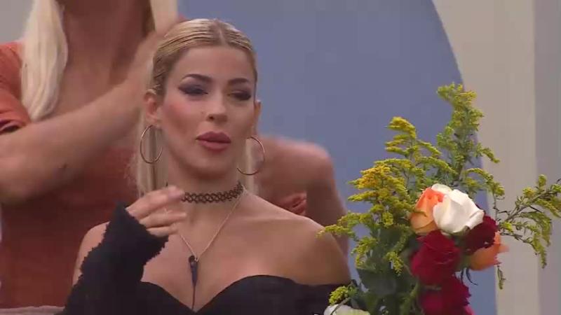 Oriana Marzoli y su arreglo floral.