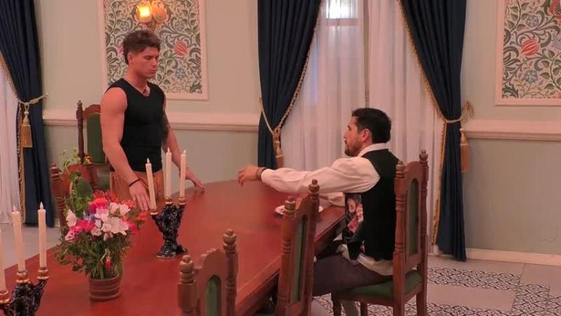 El momento del diálogo entre Rai y Pangal.