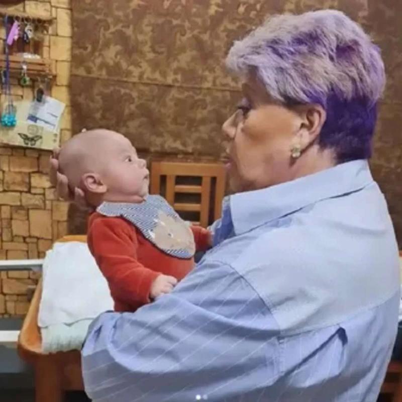 Paty Maldonado junto a su nieto