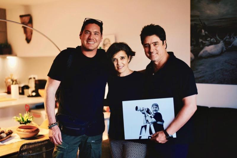 Pancho Saavedra y Jorge Zabaleta con la viuda de Toni Espadas, Irene Cordón