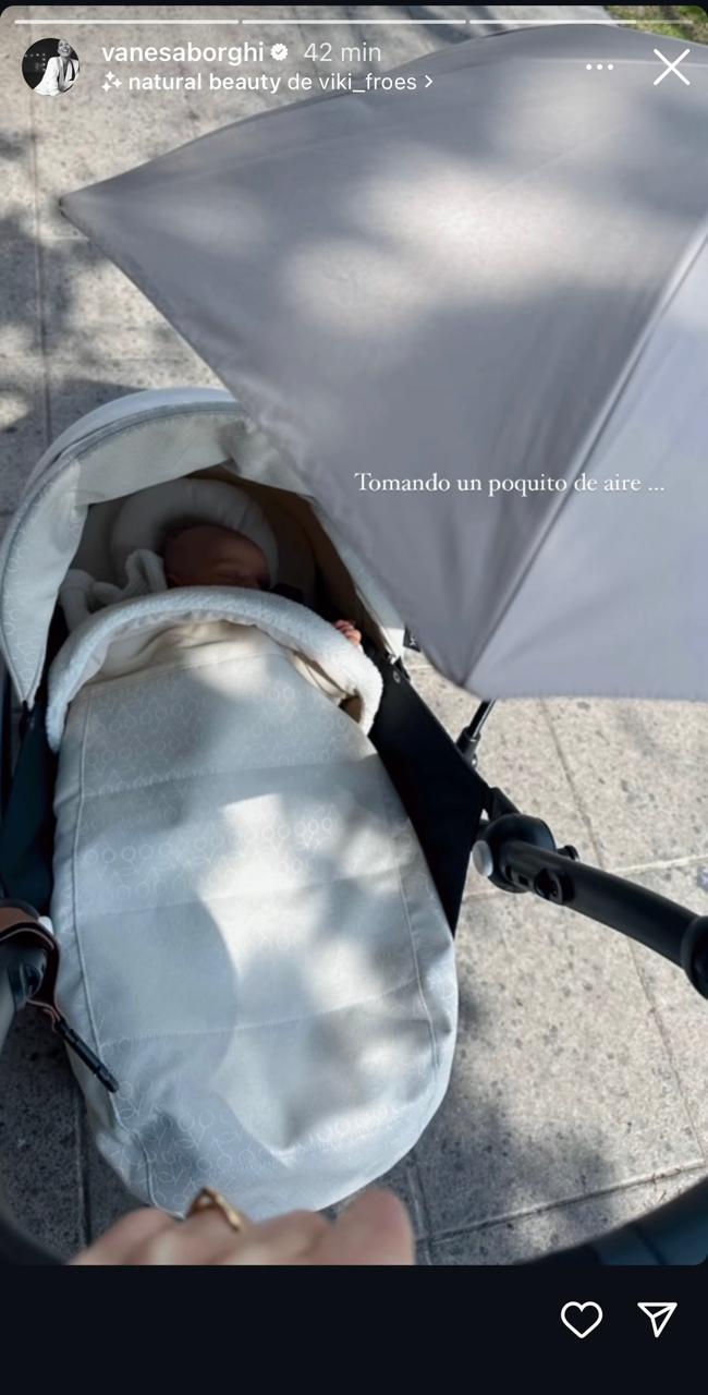 Vanesa Borghi y Teo paseando.