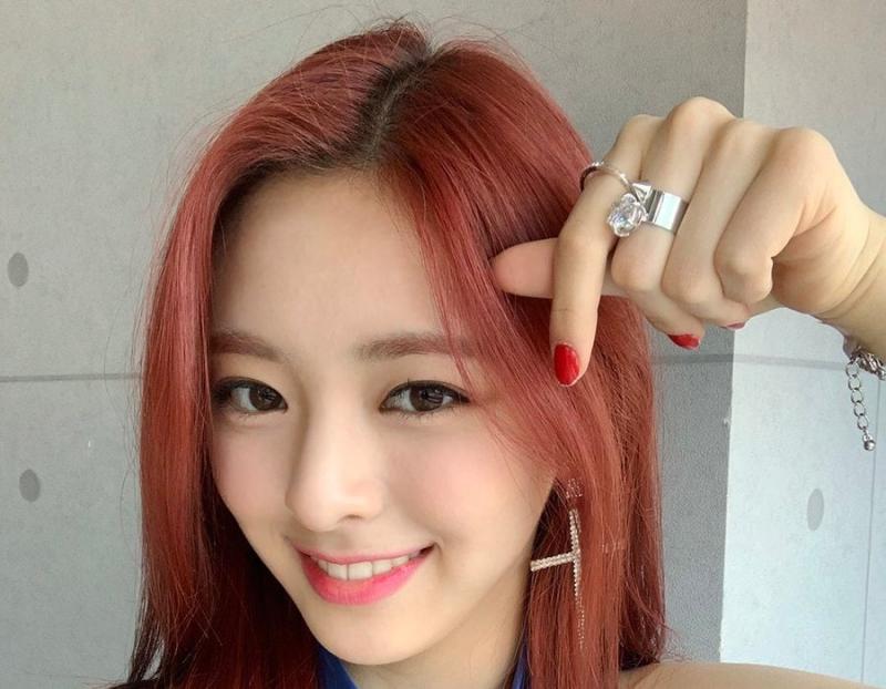 Yuna de ITZY con Aegyo Sal aplicado en sus ojos