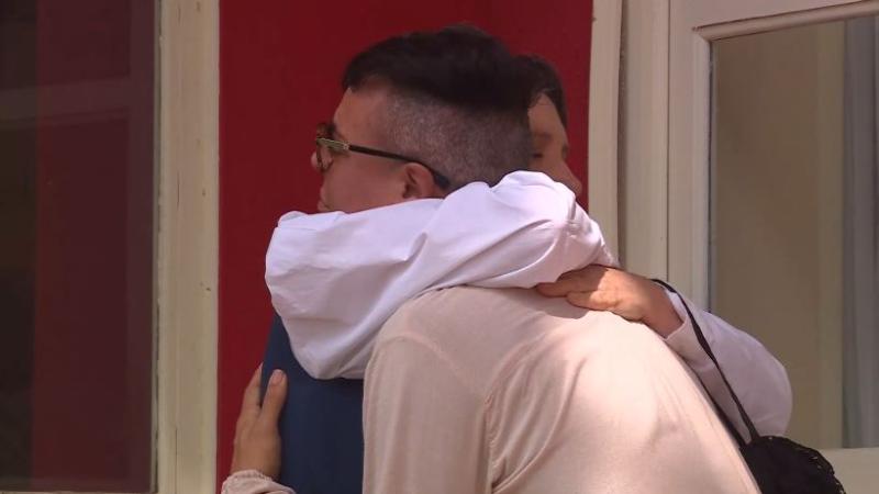 Amanda y Sabélo se abrazan en Ganar o Servir