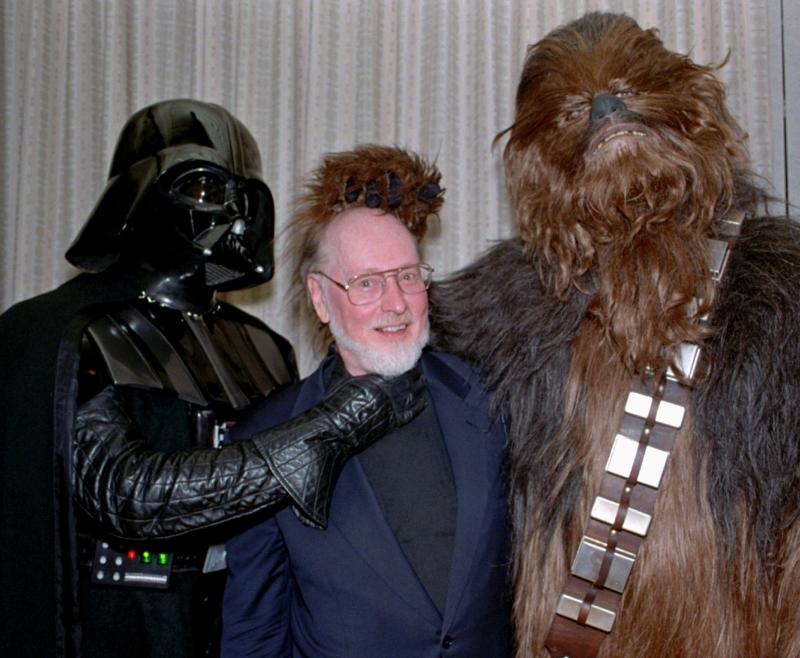 Personajes de Star Wars junto a John Williams.