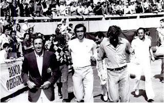 Luis Ayala celebra triunfo ante Argentina como capitán de Copa Davis en 1976 con Cornejo y Fillol (Foto: Historia del Tenis en Chile)