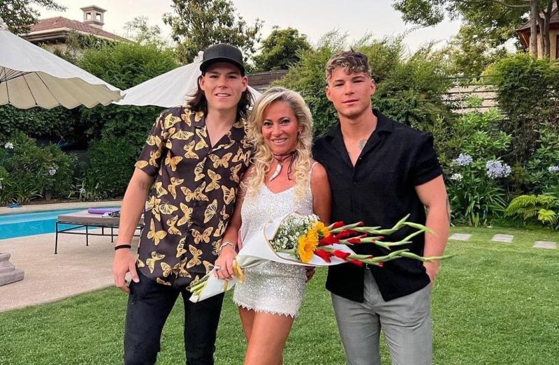 Katherine Helfmann junto a sus hijos, José Miguel y Raimundo