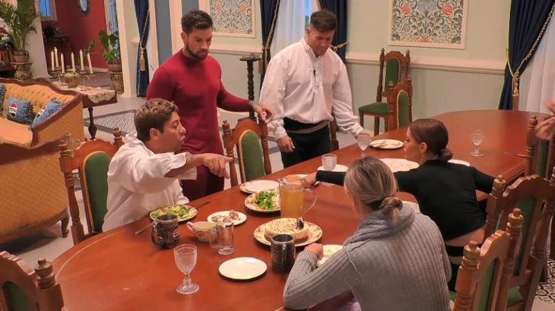 Botota enojada por desaparición de una bandeja de lasaña