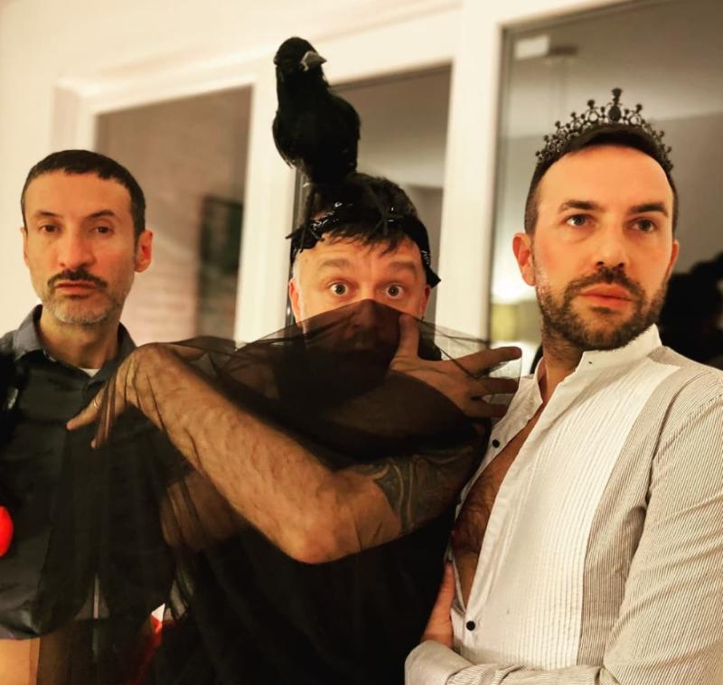 El actor Carlos Concha y su esposo en Bélgica | @xtoffbxl