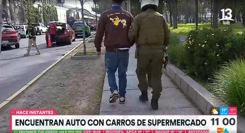 Encuentran un auto con un carrito de supermercado en el maletero