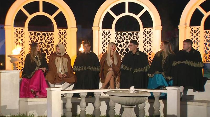 Daniela Colett y Faloon Larraguibel discuten en el Cara a Cara