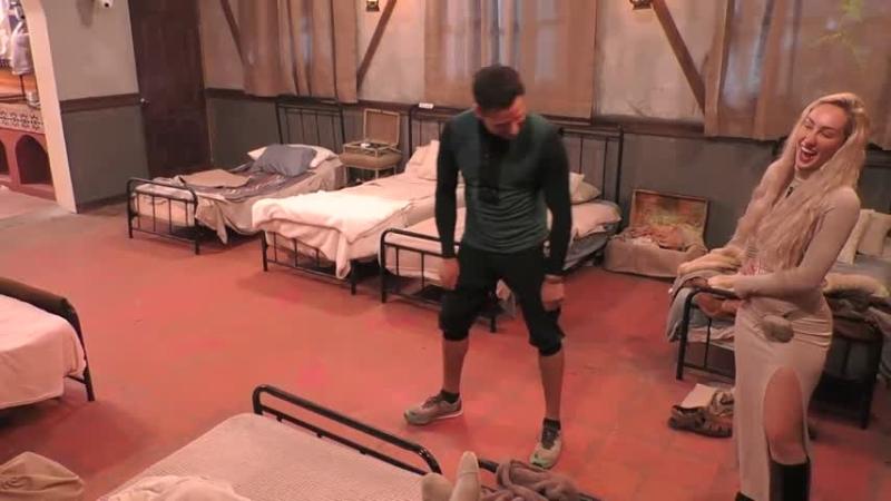 Por la tarde, Fran pasó a usar un vestido largo y ajustado con el que también cosechó halagos.