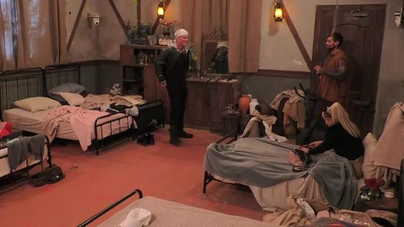 Raimundo Cerda, Luis Mateucci y Oriana Marzoli en el dormitorio de los sirvientes de Ganar o Servir.